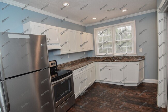 Building Photo - $900- Beautifully Updated 1-Bedroom, 1-Bathroom Duplex Unit