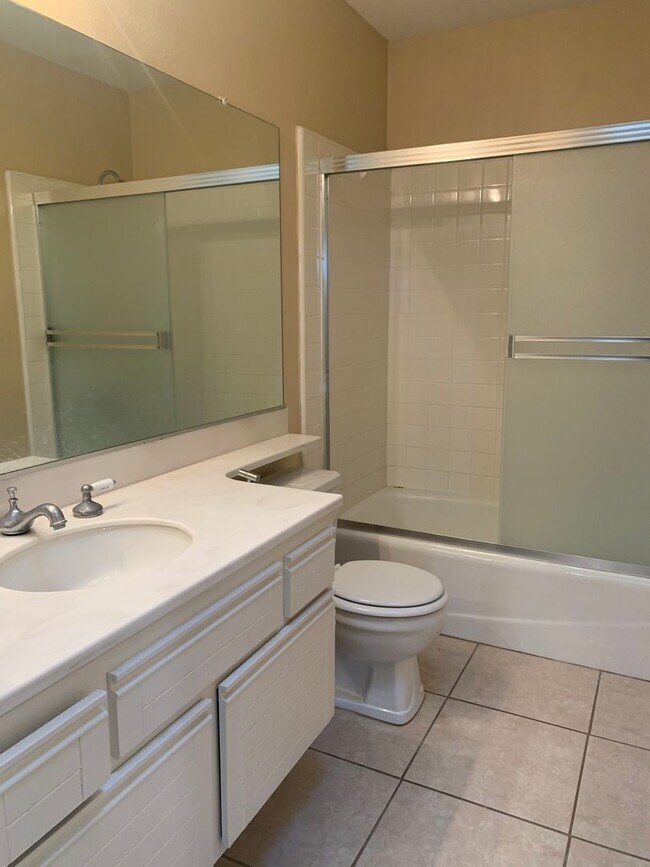 Building Photo - Spacious Lake Forest condo available 09/05...