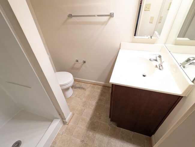 Building Photo - 3 Level End Unit townhouse available mid O...
