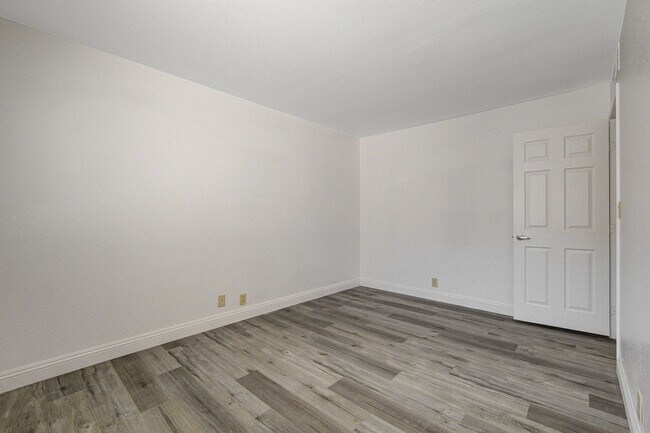 Building Photo - SINGLE BEDROOM CONDO IN GUARD GATED COMMUN...