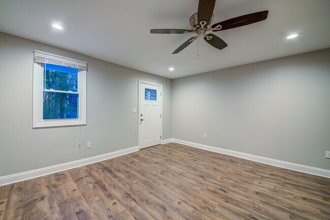 Building Photo - Beautiful 3 bedroom home in Mt. Washington available September 1!