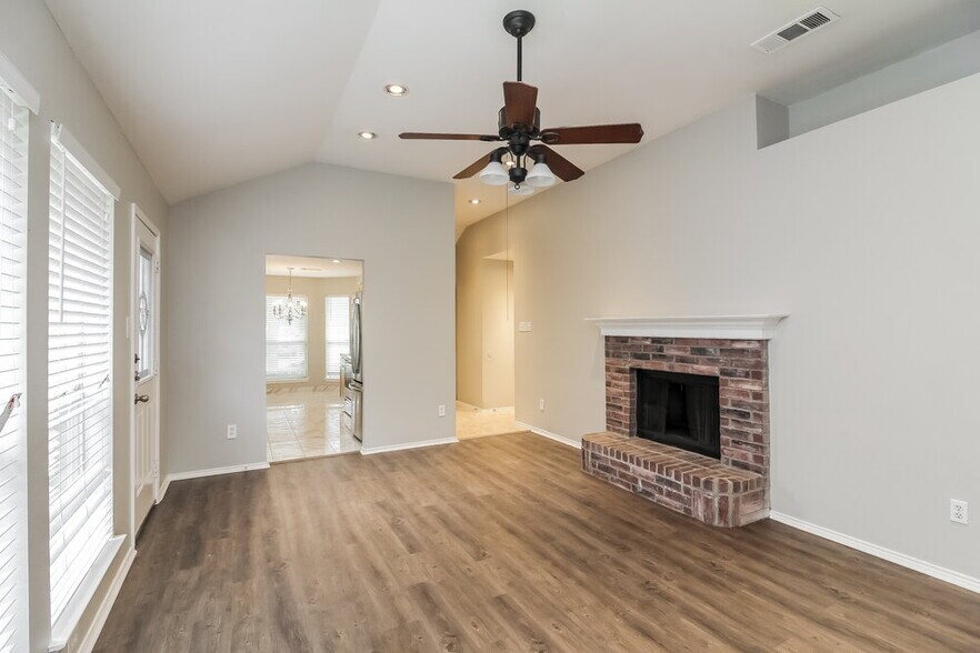 Building Photo - 13911 Creek Crossing Dr