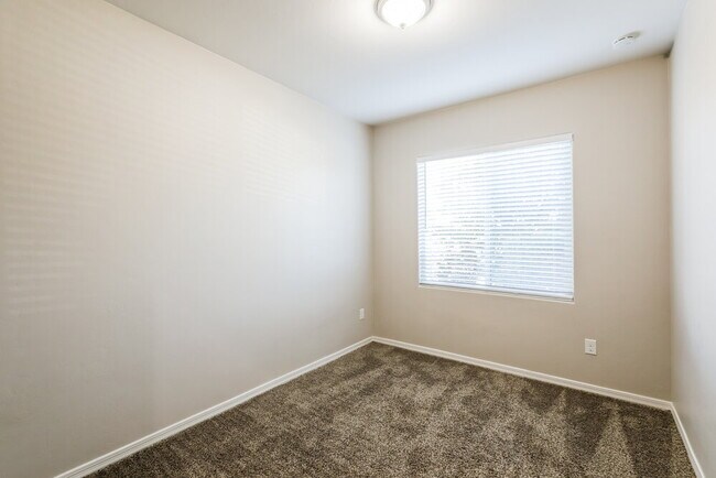 Building Photo - 8225 W Kittiwake Ln