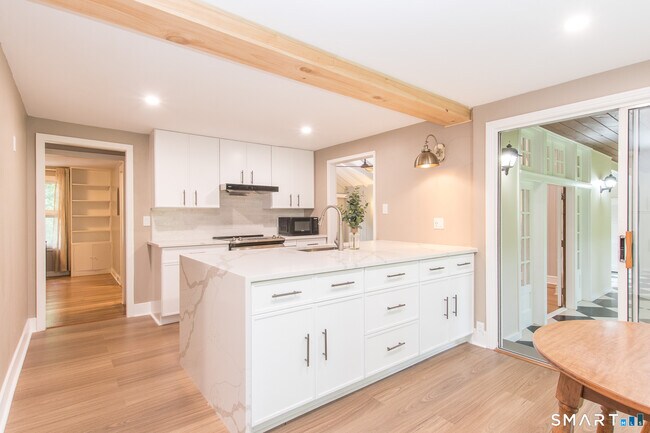 Building Photo - 211 New Canaan Rd
