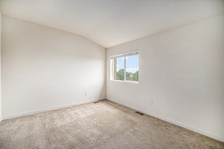 Building Photo - 9790 Clermont Ln
