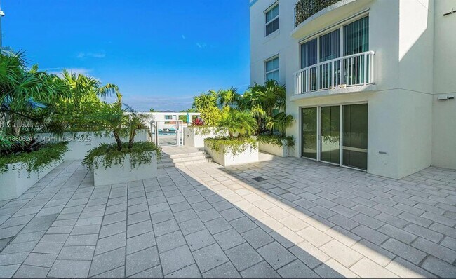 Building Photo - 9172 Collins Ave