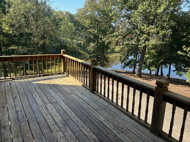 Building Photo - 3503 Lakeside Ct