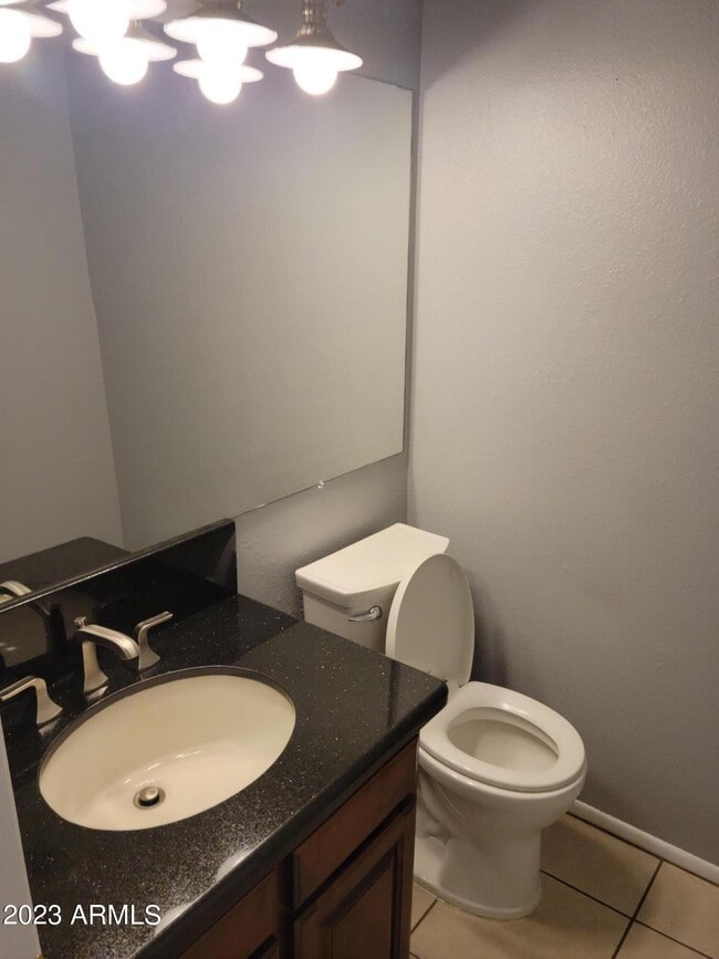 Building Photo - 815 E Grovers Ave