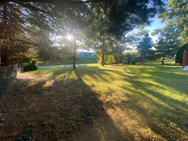 Building Photo - 2218 Midland Dr