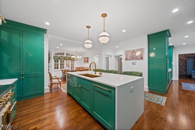 Building Photo - 655 Lake St