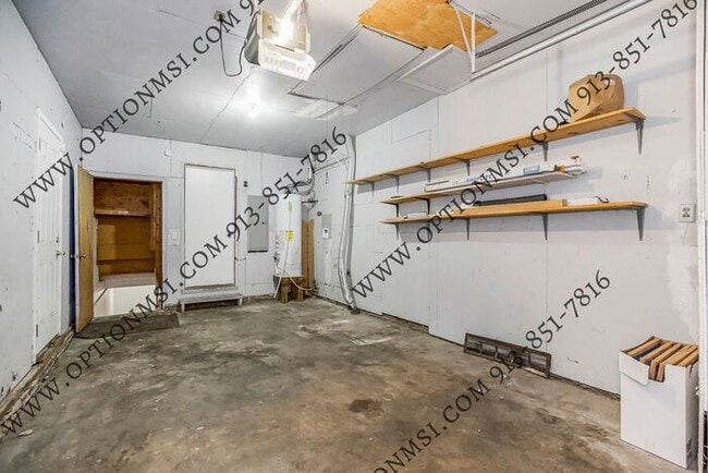 Building Photo - Available NOW in Raytown
