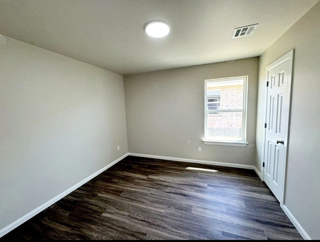 Building Photo - $500.00 OFF 1ST MONTH RENT