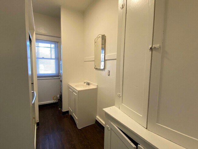 Building Photo - One Bed, One Bath Apartment Located Downtown