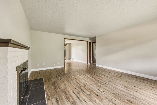 Building Photo - Move in ready NOW! Desirable west side location! 2 bed/ 1.75 bath. Olympia school district.