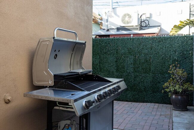 Building Photo - 4916 Long Branch Ave