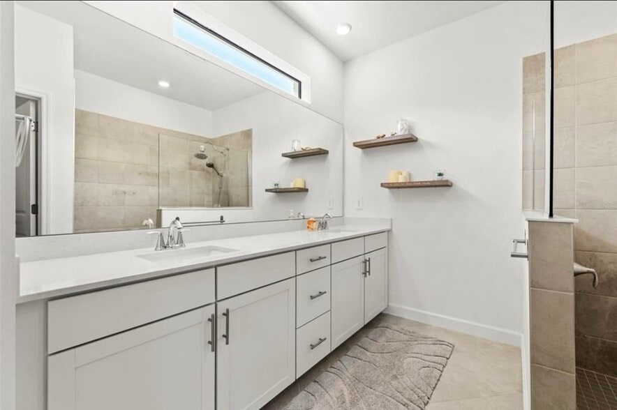 Primary bath - 15246 Serene Shores Loop
