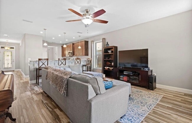 Building Photo - Solar-Powered 4BR Home Near Eglin & Hurlburt AFB– Fort Walton Beach!