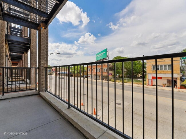 Building Photo - 6035 W North Ave