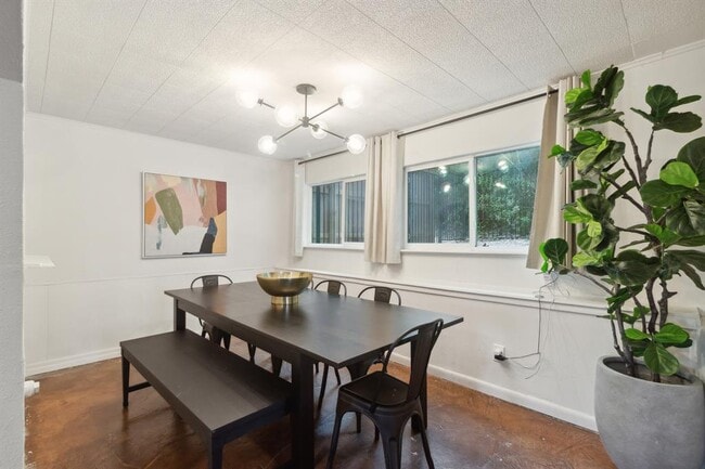 Building Photo - 1501 Rockdale Cir