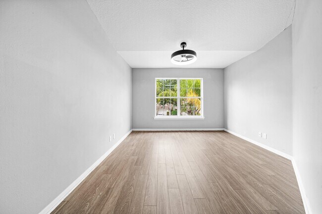 Building Photo - 9663 Lago Dr