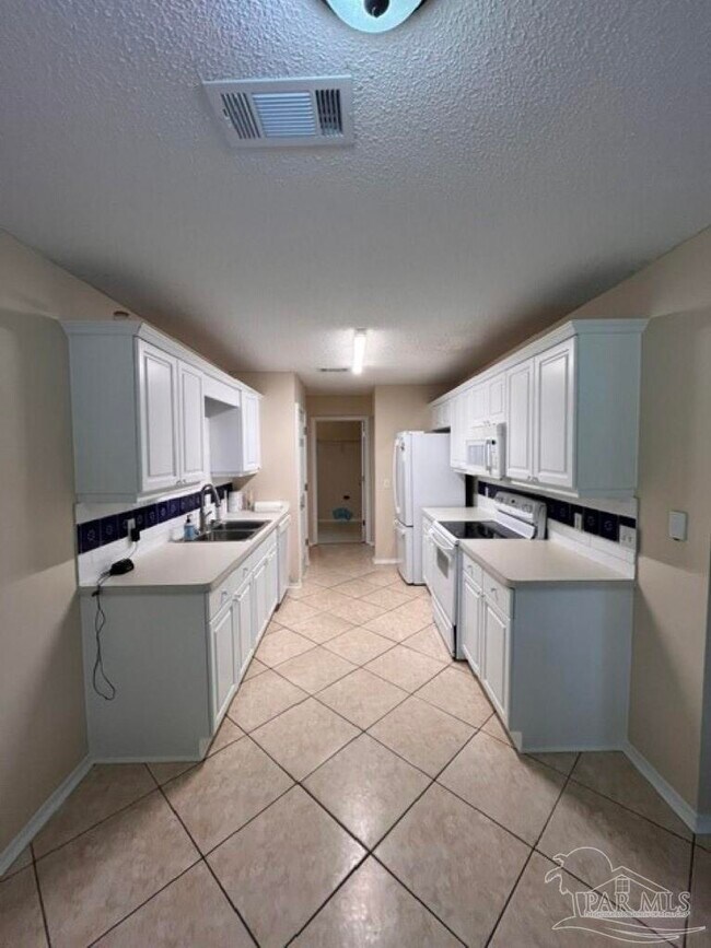 Building Photo - 5563 Chantilly Cir