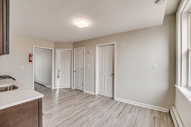 Building Photo - 422 Division St