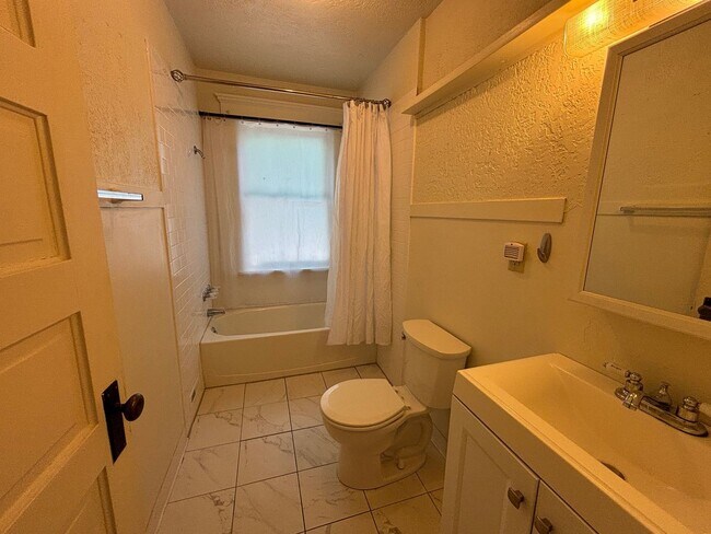 Building Photo - 2301 W Regan Ave