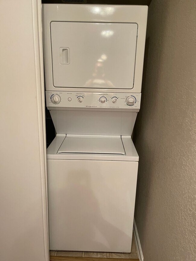 Building Photo - Spacious Condo in North Seattle!