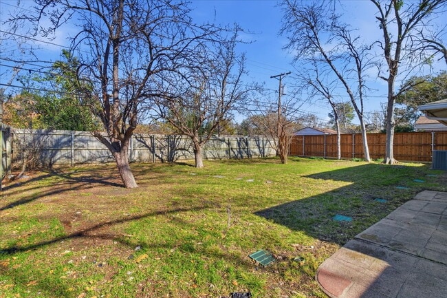 Building Photo - "Charming 3-Bedroom Retreat with 2 Full Baths in Farmers Branch"