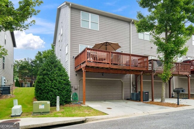 Building Photo - 5227 Whiteoak Ave
