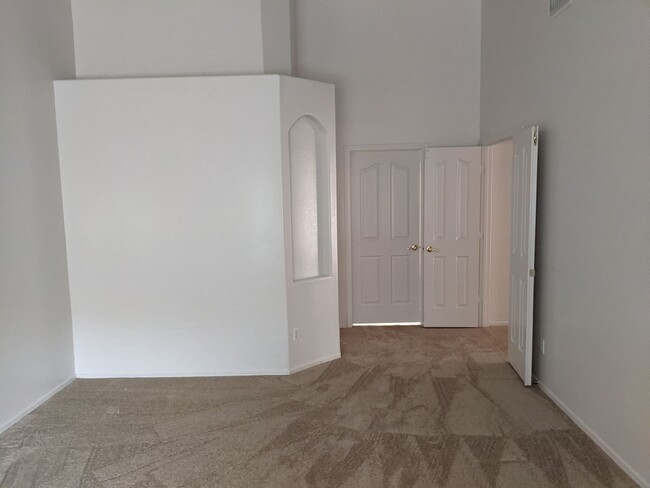 Building Photo - SPACIOUS 4 BED, 2 BATH HOME LOCATED NEAR B...
