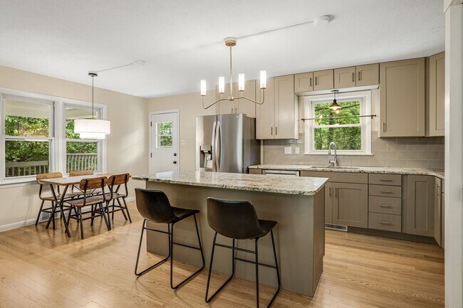Building Photo - Royal Pines Gem with Private Fenced Yard