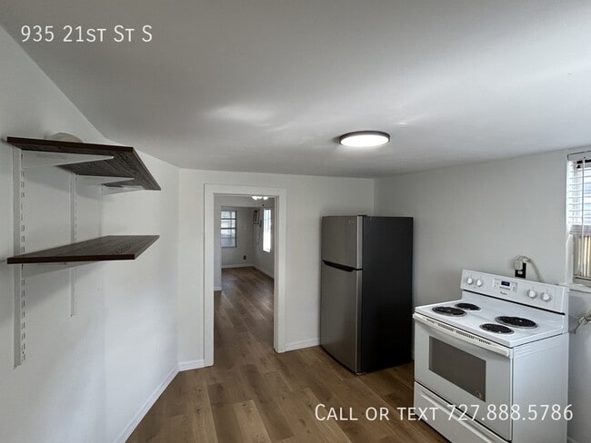 Building Photo - 935 21st St S