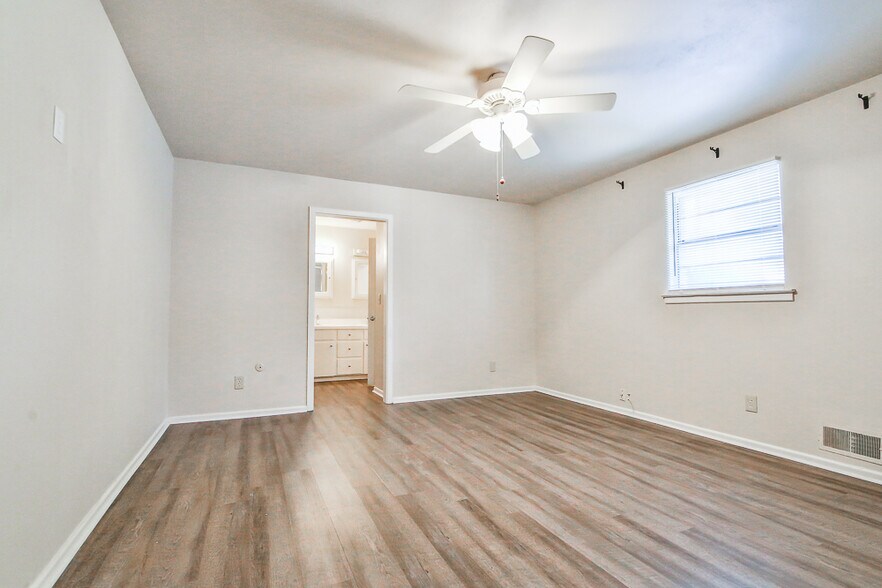 Building Photo - 711 6th Plz