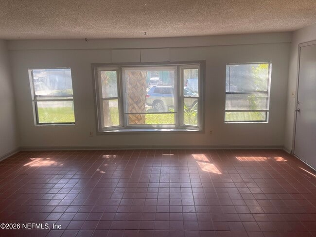 Building Photo - 530 Myra St