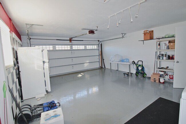 Building Photo - Spacious 3BR Home with Garage, Fenced Yard & Covered Patio in Seminole