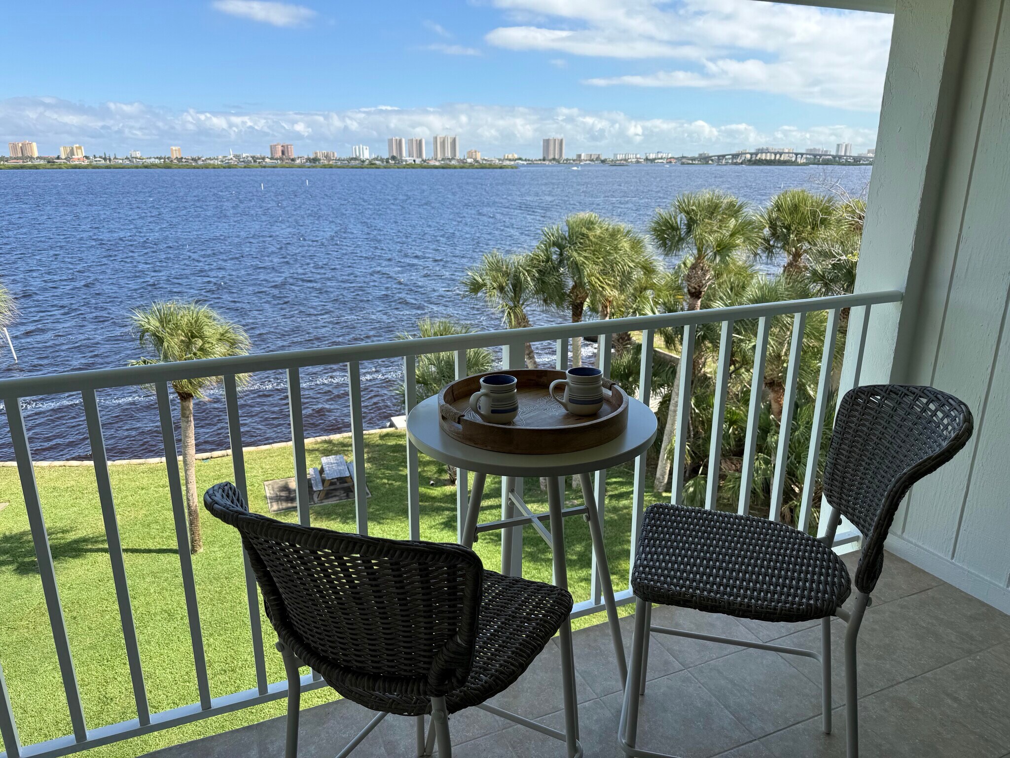 Building Photo - 3131 S Ridgewood Ave