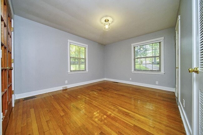 Building Photo - Beautiful 4-bedroom, 3-bathroom home located in the highly desirable Crieve Hall area!