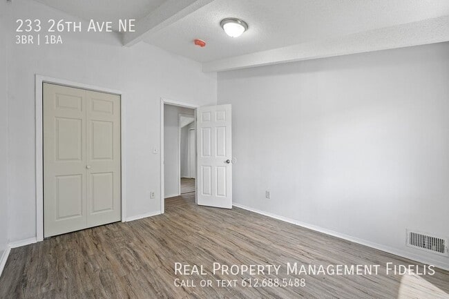 Building Photo - 233 26th Ave NE