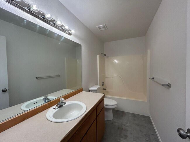 Building Photo - 1073 NE Hidden Valley Dr