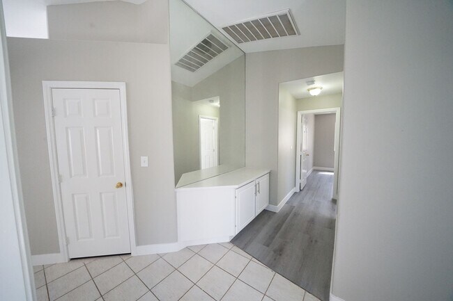 Building Photo - SHOWINGS AVAILABLE NOW