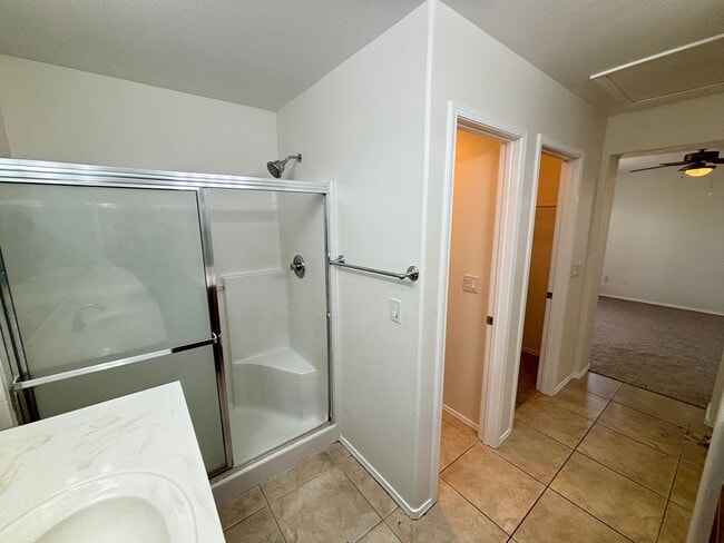 Building Photo - Gorgeous 3bed/1bath w/ 2 Car Garage located in Henderson!