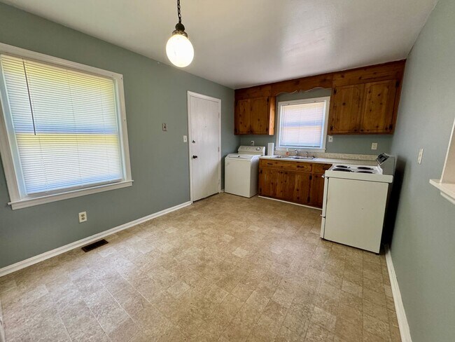 Building Photo - Price just reduced & Move-in ready!