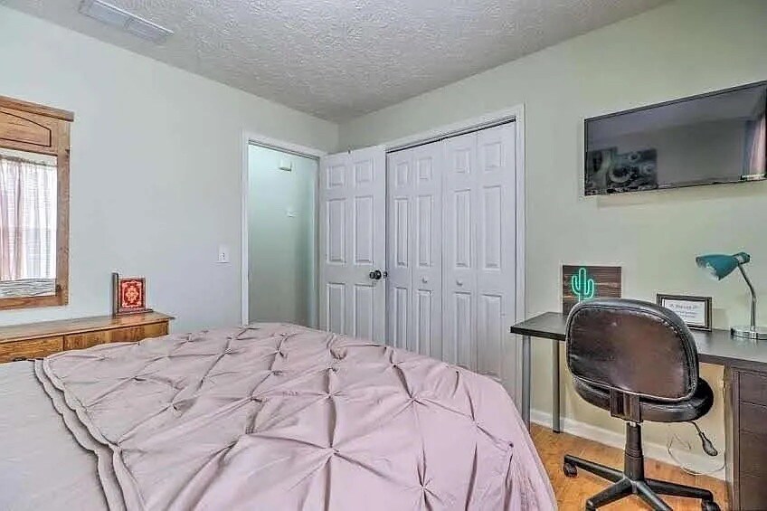 Building Photo - Room in Single Family Home on Oak Dr