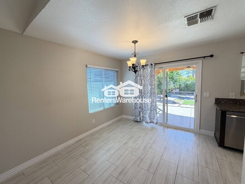 Building Photo - 2023 E Paradise Ln