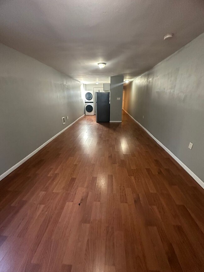 Building Photo - Three Bedroom and One bathroom apartment