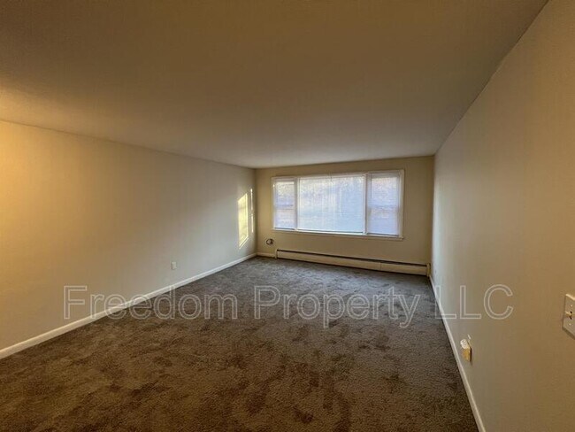 Building Photo - 353 Main St