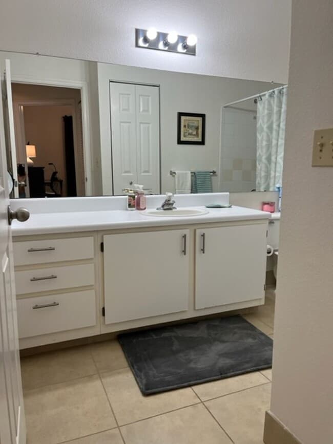 Building Photo - 1 Bedroom + Den Condo in Royal Greens at G...