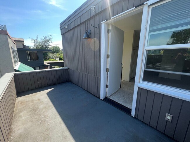 Building Photo - Bright & Spacious One-Bedroom Overlooking Lake Washington!