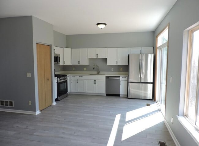 Building Photo - 357 Richmond Dr